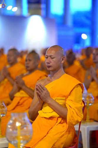 ภาพ No.223955:วันวิสาขบูชา วันอาทิตย์ที่ 11 พฤษภาคม พ.ศ. 2568 พิธีจุดวิสาขประทีป ,  พิธีเวียนประทักษิณรอบพระมหาธรรมกายเจดีย์ , พิธีฉลองชัยสวดมนต์บทธัมมจักกัปปวัตตนสูตร ครบ 7,357,000,000 จบ ณ มหารัตนวิหารคด วัดพระธรรมกาย