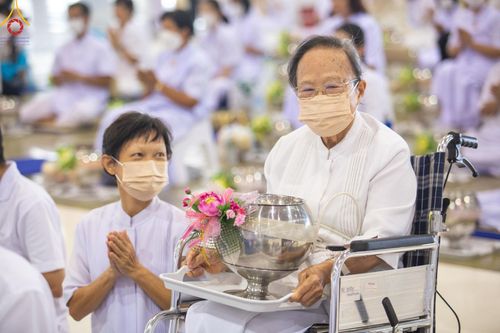 ภาพ No.123727:พิธีถวายโคมมาฆประทีป น้อมถวายเป็นพุทธบูชา แด่คณะพระภิกษุ สามเณร  ณ วัดพระธรรมกาย จ.ปทุมธานี วันเสาร์ที่ 17 กุมภาพันธ์ พ.ศ. 2567