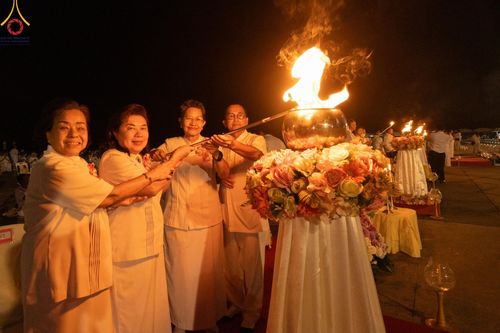 ภาพ No.175940:พิธีจุดประทีปโคมลาน, โคมลอยและลอยกระทง ถวายประทีปเป็นพุทธบูชา สร้างความสว่างไสวให้กับแผ่นดินด้วยแสงธรรม วันที่ 15 พฤศจิกายน พ.ศ. 2567 ณ พุทธอุทยานนานาชาติ อ.โพนพิสัย จ.หนองคาย