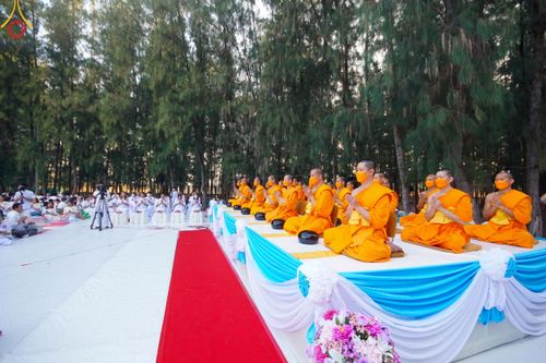 ภาพ No.107369:พิธีตักบาตรพระธรรมยาตราฯ ในโครงการธรรมยาตรากตัญญูบูชา มหาปูชนียาจารย์ พระมงคลเทพมุนี(สด จนฺทสโร) พระผู้ปราบมาร ปีที่ 12 ณ อนุสรณ์สถานมหาวิหารพระมงคลเทพมุนี อ.สองพี่น้อง จ.สุพรรณบุรี วันที่ 7 มกราคม พ.ศ. 2567