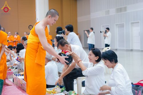 ภาพ No.60769:พิธีตักบาตรพระภิกษุสามเณร ธรรมทายาทระดับอุดมศึกษา วันเสาร์ที่ 20 เมษายน พ.ศ. 2567 ณ ห้องปฎิบัติธรรม ชั้นลอย มหารัตนวิหารคด 13 วัดพระธรรมกาย จ.ปทุมธานี