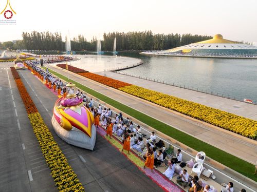 ภาพ No.202004:พิธีต้อนรับพระธรรมยาตรา ณ อนุสรณ์สถานลำดับที่ 7 สถานที่ขยายวิชชาธรรมกาย วัดพระธรรมกาย ต.คลองสาม อ.คลองหลวง จ.ปทุมธานี ในโครงการธรรมยาตรา กตัญญูบูชา มหาปูชนียาจารย์ พระมงคลเทพมุนี(สด จนฺทสโร) พระผู้ปราบมาร อนุสรณ์สถาน 7 แห่ง ปีที่ 13 วันที่ 26 มกราคม 2568