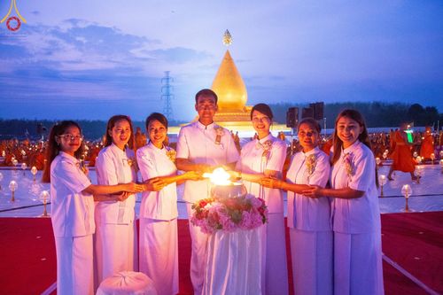 ภาพ No.129599:พิธีจุดประทีป 10,000 ดวง น้อมถวายเป็นพุทธบูชา ณ มหารัตนเจดีย์สิริปทุมสวรรค์ (เจดีย์อริยพุทธะ 5 พระองค์) ศูนย์ปฏิบัติธรรมภาคใต้ อ.บางกล่ำ จ.สงขลา  วันที่ 10 มีนาคม พ.ศ. 2567