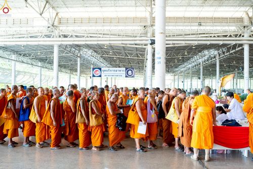 ภาพ No.235927:วันที่ 3 สิงหาคม พ.ศ. 2568 ภาพบรรยากาศ การต้อนรับปฎิสันถาร ของคณะสงฆ์ ในวันสมาธิโลก พิธีถวายมหาสังฆทาน 2,000 กว่าวัด ณ วัดพระธรรมกาย