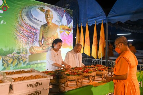 ภาพ No.108082:พิธีถวายภัตตาหารเป็นสังฆทาน แด่คณะพระธรรมยาตราฯ ในโครงการธรรมยาตรากตัญญูบูชา มหาปูชนียาจารย์ พระมงคลเทพมุนี(สด จนฺทสโร) พระผู้ปราบมาร อนุสรณ์สถาน 7 แห่ง ปีที่ 12 วันที่ 8 มกราคม พ.ศ. 2567 ณ อนุสรณ์สถานมหาวิหารพระมงคลเทพมุนี (โลตัสแลนด์) อ.สองพี่น้อง จ.สุ