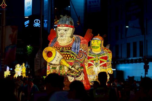 ภาพ No.229551:วันเสาร์ที่ 26 เมษายน พ.ศ. 2568 คณะพระภิกษุสามเณรในโครงการบรรพชาหมู่ 81 รูป  วัดภาวนาโซล ประเทศเกาหลีใต้ ได้ร่วมกับคณะสาธุชนคนไทยในเกาหลีใต้  ร่วมกันเดินขบวนอัญเชิญโคมดอกบัว  เพื่อบูชาแด่องค์สมเด็จพระสัมมาสัมพุทธเจ้า  ในงานเทศกาลวิสาขบูชานานาชาติ ประจำปี