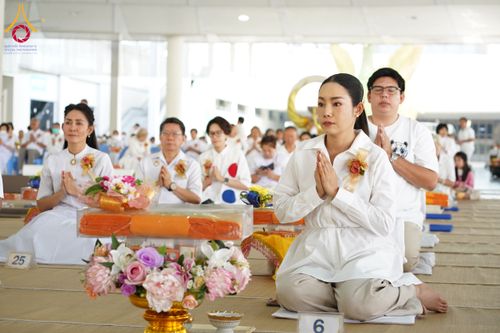 ภาพ No.198055:พิธีถวายภัตตาหารแด่พระภิกษุ สามเณร  บูชาธรรมคุณยายอาจารย์มหารัตนอุบาสิกาจันทร์ ขนนกยูง เนื่องในวาระวันคล้ายวันเกิดครบ 116 ปี วันอาทิตย์ที่ 19 มกราคม พ.ศ. 2568 ณ หอฉันคุณยายอาจารย์ฯ วัดพระธรรมกาย