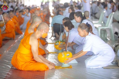 ภาพ No.62552:พิธีถวายบาตรเเละไทยธรรม ในโครงการอุปสมบทหมู่ บูชาธรรมหลวงพ่อธัมมชโย พ.ศ.2567 ณ ลานธรรม พระมหาธรรมกายเจดีย์ วันที่ 13 เมษายน พ.ศ.2567