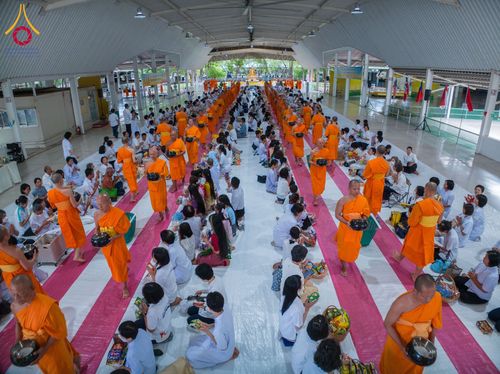 พิธีตักบาตรพระใหม่  โครงการบรรพชาอุปสมบทหมู่ ธรรมทายาทนานาชาติ (ภาษาจีน) ณ อาคารโถงช้าง วัดพระธรรมกาย วันอาทิตย์ที่ 14 กรกฎาคม พ.ศ. 2567