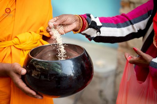 ภาพ No.213103:วันที่ 17 - 18 มีนาคม พ.ศ. 2568 คณะสงฆ์และสามเณรเดินบิณฑบาต รอบเมืองในพื้นที่ วัดสยมภูวนาถและราชวังปาตัน ณ เมืองกาฐมาณฑุ ประเทศเนปาล