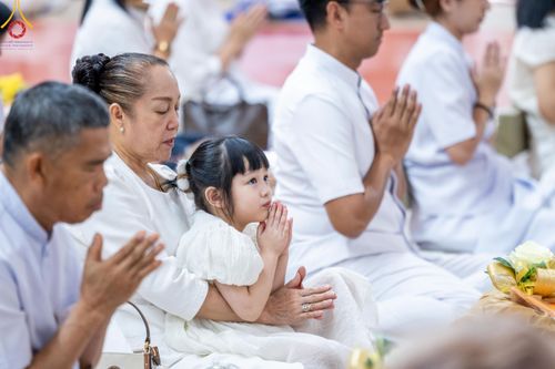 ภาพ No.180807:พิธีถวายภัตตาหารเมนูสวรรค์ และพิธีถวายอุปกรณ์กันหนาว แด่คณะพระภิกษุสามเณรวัดพระธรรมกาย วันอาทิตย์ที่ 8 ธันวาคม พ.ศ.2567 ณ สภาธรรมกายสากล วัดพระธรรมกาย