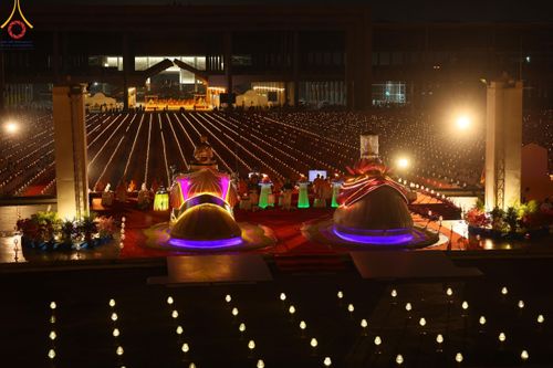 ภาพ No.122213:พิธีจุดประทีปถวายเป็นพุทธบูชา และบูชาธรรมมหาปูชนียาจารย์ พระมงคลเทพมุนี(สด จนฺทสโร) ในโครงการธรรมยาตรา กตัญญูบูชา มหาปูชนียาจารย์ พระมงคลเทพมุนี(สด จนฺทสโร) พระผู้ปราบมาร อนุสรณ์สถาน 7 แห่ง ปีที่ 12 วันที่ 31 มกราคม พ.ศ. 2567 ณ วัดพระธรรมกาย จ.ปทุมธานี (