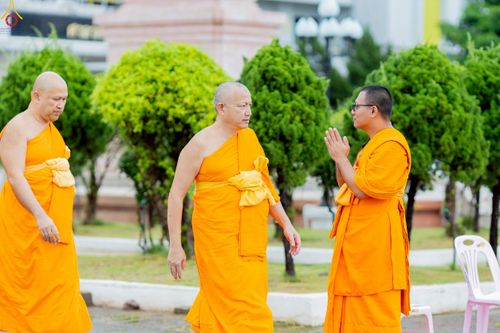 ภาพ No.239751:วันที่ 16-17 สิงหาคม พ.ศ. 2568 การปฏิบัติหน้าที่ของเจ้าหน้าที่ทุกสถานะ เพื่องานพิธีอัญเชิญรูปเหมือนพระมงคลเทพมุนี (สด จันทสโร) และพิธีกดปุ่มอัญเชิญรูปเหมือน พระมงคลเทพมุนี (สด จันทสโร) ณ มหาวิหารแก้วพระมงคลเทพมุนี ศูนย์ปฏิบัติธรรมแก้วเมืองเลย จ.เลย