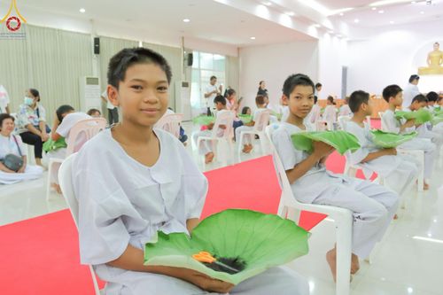 ภาพ No.216180:วันเสาร์ที่ 5 เมษายน พ.ศ. 2568 พิธีตัดปอยผม พิธีขอขมาผู้ปกครอง พิธีขอขมามอบผ้าไตร พิธีบรรพชา พิธีถวายบาตรสามเณร ณ ศูนย์ปฏิบัติธรรมและศูนย์อบรมเยาวชนเพชรบุรี ต.ท่าแลง อ.ท่ายาง จ.เพชรบุรี