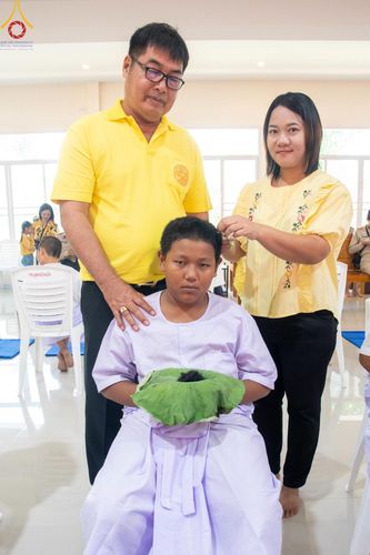 ภาพ No.59114:พิธีปลงผมและแห่นาคธรรมทายาท ในโครงการบรรพชาสามเณร ภาคฤดูร้อน เฉลิมพระเกียรติพระบาทสมเด็จพระเจ้าอยู่หัว เนื่องในโอกาส  พระราชพิธีมหามงคลเฉลิมพระชนมพรรษา 6 รอบ  ปลงผมนาคในวันที่ 21 เมษายน พ.ศ 2567 ณ วัดกลางธนรินทร์ (ธรรมอุทยานบ้านแป้ง)