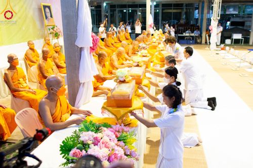 ภาพ No.110683:พิธีถวายภัตตาหารเป็นสังฆทาน แด่คณะพระธรรมยาตราฯ ในโครงการธรรมยาตรากตัญญูบูชา มหาปูชนียาจารย์ พระมงคลเทพมุนี(สด จนฺทสโร) พระผู้ปราบมาร อนุสรณ์สถาน 7 แห่ง ปีที่ 12 วันที่ 12 มกราคม พ.ศ. 2567 ณ อนุสรณ์สถานมหาวิหารพระมงคลเทพมุนี(โลตัสแลนด์) อ.สองพี่น้อง จ.สุ