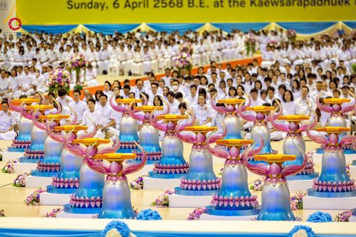 ภาพ No.215294:วันอาทิตย์ต้นเดือนที่ 6 เมษายน พ.ศ. 2568 พิธีบูชาข้าวพระ สภาธรรมกายสากล วัดพระธรรมกาย