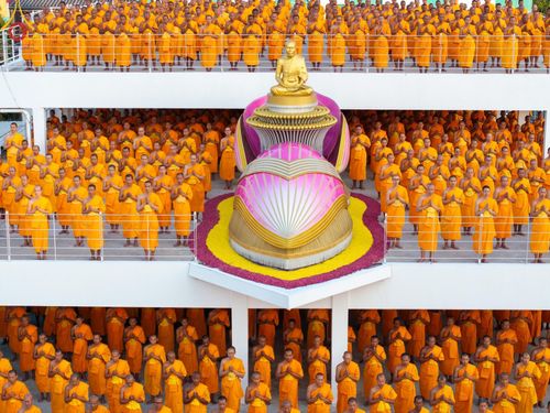 ภาพ No.201294:พระธรรมยาตราปฏิบัติธรรม และถ่ายภาพหมู่ประวัติศาสตร์ ณ อาคารธรรมยาตรา กตัญญูบูชามหาปูชนียาจารย์  ตรงข้ามวัดปากน้ำภาษีเจริญ จ.กรุงเทพมหานคร ในโครงการธรรมยาตรา กตัญญูบูชา มหาปูชนียาจารย์ พระมงคลเทพมุนี(สด จนฺทสโร) พระผู้ปราบมาร อนุสรณ์สถาน 7 แห่ง ปีที่ 13