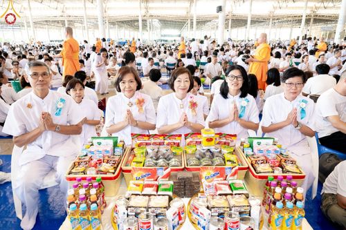 ภาพ No.143387:พิธีตักบาตร ข้าวสารอาหารแห้ง ณ บ้านแก้วเรือนทองคุณยายฯ และ พิธีบูชาข้าวพระ  ณ สภาธรรมกายสากล วัดพระธรรมกาย วันอาทิตย์ที่ 7 กรกฎาคม พ.ศ. 2567