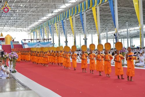 ภาพ No.237433:วันอาทิตย์ที่ 10 สิงหาคม พ.ศ.2568 พิธีมอบใบประกาศเกียรติคุณ โครงการสอบบาลี "ฉลองแชมป์" บูชาธรรม 80 ปี หลวงพ่อธัมมชโย ประจำปี 2568 และ พิธีมอบดวงแก้วสามเณรทรงบาลีไวยากรณ์ ณ สภาธรรมกายสากล วัดพระธรรมกาย ปทุมธานี