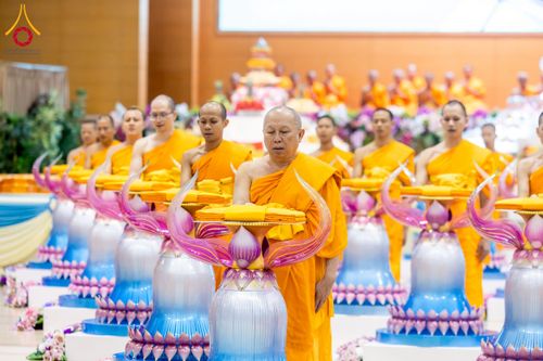 ภาพ No.215701:วันอาทิตย์ต้นเดือนที่ 6 เมษายน พ.ศ. 2568 พิธีทอดผ้าป่าสมทบ เพื่องานถวายมหาสังฆทาน 40,000 กว่าวัดทั่วประเทศ ณ สภาธรรมกายสากล วัดพระธรรมกาย