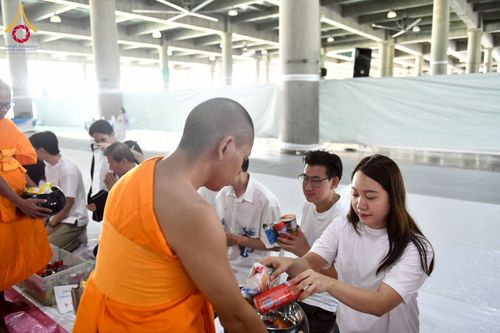 ภาพ No.256660:วันที่ 11 ตุลาคม พ.ศ. 2568 พิธีตักบาตรฉลองพระใหม่  โครงการอุปสมบทบูชาธรรม 141 ปี  พระมงคลเทพมุนี (สด จนฺทโร) ผู้ค้นพบวิชชาธรรมกาย ณ มหาวิหารคด 9 วัดพระธรรมกาย