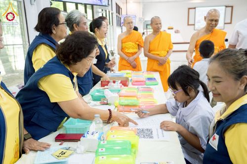 ภาพ No.230340:วันจันทร์ที่ 30 มิถุนายน พ.ศ. 2568 เจ้าอาวาสวัดพระธรรมกาย เยี่ยมอนุโมทนาให้กำลังใจ บุคลากรทางการแพทย์-เจ้าหน้าที่ผู้ปฏิบัติงาน โครงการรถตัดแว่นสายตาเคลื่อนที่สภากาชาดไทย เพื่อเด็กนักเรียนในชนบท พื้นที่จังหวัดปทุมธานี