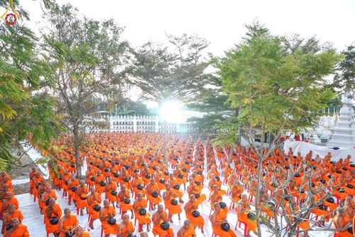 ภาพ No.195333:พิธีตักบาตรพระธรรมยาตรา ณ อนุสรณ์สถานลำดับที่ 3 สถานที่เกิดใหม่ในเพศสมณะ วัดสองพี่น้อง ต.ต้นตาล อ.สองพี่น้อง จ.สุพรรณบุรี ในโครงการธรรมยาตรา กตัญญูบูชา มหาปูชนียาจารย์ พระมงคลเทพมุนี(สด จนฺทสโร) พระผู้ปราบมาร ปีที่ 13 วันที่ 15 มกราคม พ.ศ.2568