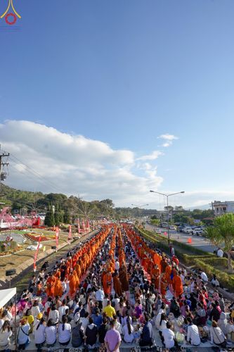 ภาพ No.187142:พิธีตักบาตรพระ ๕๐๐ รูป "สร้างบุญใหญ่ ส่งท้ายปีเก่า ต้อนรับปีใหม่ ๒๕๖๘" วันเสาร์ที่ ๒๘ ธันวาคม พ.ศ. ๒๕๖๗ ณ ถนนหน้าที่ว่าการอำเภอภูเรือ จังหวัดเลย