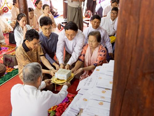 ภาพ No.220096:วันพุธที่ 16 เมษายน พ.ศ. 2568 วัดพระธรรมกายถวายมหาสังฆทาน มอบสิ่งของและทุนทรัพย์กว่า 4 ล้านบาท บรรเทาทุกข์ 181 วัดแผ่นดินไหวเมียนมา