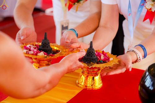 ภาพ No.104154:พิธีโปรยรัตนชาติ วางศิลาฤกษ์ สามเณรธรรมทายาทชาวอินโดนีเซียกว่า 1,000 รูป ณ มหาเจดีย์บุโรพุทโธ ประเทศอินโดนีเซีย ในวันที่ 21 ธันวาคม พ.ศ. 2566