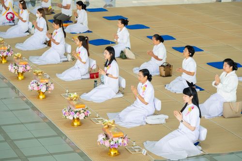 ภาพ No.210607:วันเสาร์ที่ 8 มีนาคม พ.ศ. 2568 พิธีสวดพระพุทธมนต์ และถวายภัตตาหารเมนูสวรรค์แด่พระภิกษุ สามเณร ณ หอฉันคุณยายอาจารย์ฯ วัดพระธรรมกาย