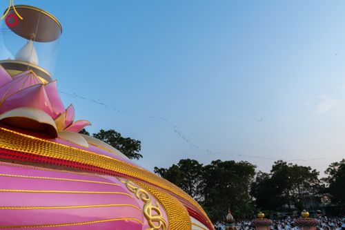 ภาพ No.112164:พิธีจุดประทีปถวายเป็นพุทธบูชา และบูชาธรรมมหาปูชนียาจารย์ พระมงคลเทพมุนี(สด จนฺทสโร) ในโครงการธรรมยาตรา กตัญญูบูชา มหาปูชนียาจารย์ พระมงคลเทพมุนี(สด จนฺทสโร) พระผู้ปราบมาร อนุสรณ์สถาน 7 แห่ง ปีที่ 12 วันที่ 14 มกราคม พ.ศ. 2567 ณ วัดสองพี่น้อง อ.สองพี่น้อง