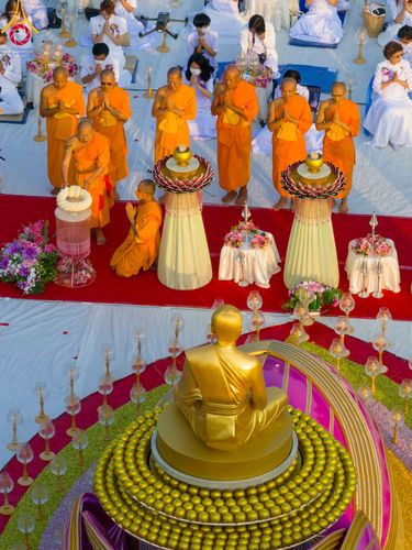 ภาพ No.112006:พิธีจุดประทีปถวายเป็นพุทธบูชา และบูชาธรรมมหาปูชนียาจารย์ พระมงคลเทพมุนี(สด จนฺทสโร) ในโครงการธรรมยาตรา กตัญญูบูชา มหาปูชนียาจารย์ พระมงคลเทพมุนี(สด จนฺทสโร) พระผู้ปราบมาร อนุสรณ์สถาน 7 แห่ง ปีที่ 12 วันที่ 14 มกราคม พ.ศ. 2567 ณ วัดสองพี่น้อง อ.สองพี่น้อง