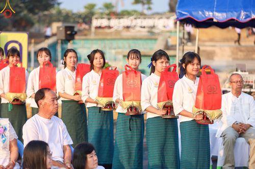 ภาพ No.180412:พิธีตักบาตรพระ ๑,๐๐๐ รูป ฉลองเมืองลำปาง ๑,๓๔๔ ปี วันเสาร์ที่ ๗ ธันวาคม พ.ศ. ๒๕๖๗ ณ ลานพระบรมราชานุสาวรีย์ พระนเรศวรมหาราช อ.เกาะคา จ.ลำปาง