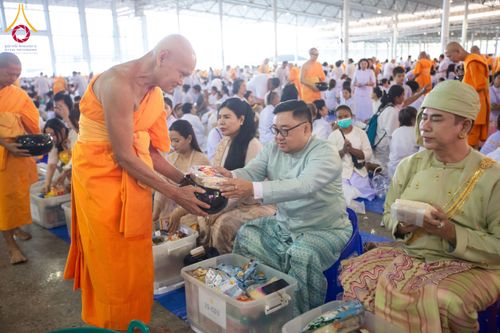 ภาพ No.209325:วันอาทิตย์ที่ 2 มีนาคม พ.ศ. 2568 พิธีตักบาตร ข้าวสารอาหารแห้ง ณ บ้านแก้วเรือนทองคุณยายฯ สภาธรรมกายสากล วัดพระธรรมกาย