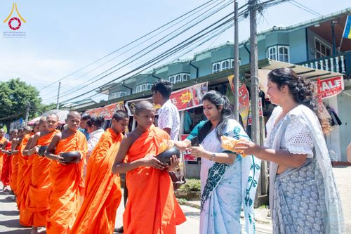 ภาพ No.225646:วันที่ 5 พฤษภาคม พ.ศ. 2568 พิธีบิณฑบาตรอบเมืองนูวราอิลิย่า ฉลองเทศกาลวิสาขบูชา แห่งชาติประเทศศรีลังกา