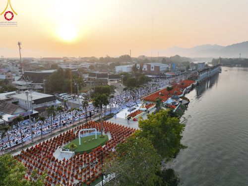 ภาพ No.101812:ตักบาตรพระ 10,000 รูป เติมบุญให้แผ่นดิน เนื่องในโอกาส 192 ปี จังหวัดกาญจนบุรี หนึ่งในโครงการตักบาตรพระ 2,000,000 รูป  77 จังหวัดทุกวัดทั่วไทย วันจันทร์ที่ 11 ธันวาคม พ.ศ. 2566 บริเวณถนนสองแคว (SKY WALK) เมืองกาญจนบุรี