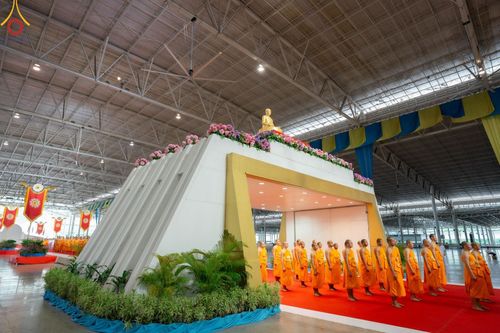 ภาพ No.153189:พิธีมุทิตาสักการะ พระภิกษุ-สามเณร ผู้สอบไล่ได้เปรียญธรรม ประโยค 1-2 ถึงประโยค ป.ธ.9 และบาลีศึกษา ประโยค1-2 ถึง บ.ศ.9 , พิธีมอบดวงแก้วสามเณรผู้ทรงบาลีไวยากรณ์ วัดพระธรรมกาย และ ศูนย์ส่งเสริมศีลธรรมในประเทศและต่างประเทศ วันอาทิตย์ที่ 8 กันยายน พ.ศ.2567