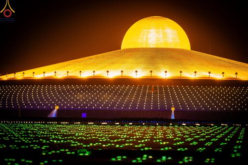 ภาพ No.59872:คณะสงฆ์และสาธุชนร่วมใจกัน สวดมนต์บทธัมมจักกัปปวัตนสูตร ครบ 6,315,808,080 จบ และจุดประทีปแปรอักษร ถวายเป็นพุทธบูชา เนื่องในวาระ "ฉลองอายุวัฒนมงคล 80 ปี หลวงพ่อธัมมชโย" ณ ลานธรรม มหารัตนวิหารคด วัดพระธรรมกาย