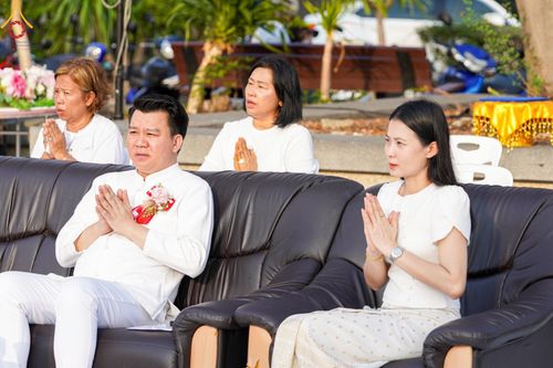 ภาพ No.58111:พิธีตักบาตรพระภิกษุและสามเณร 180 รูป ณ ลานองค์พระสมุทรเจดีย์ จ.สมุทรปราการ วันเสาร์ที่ 27 เมษายน พ.ศ. 2567