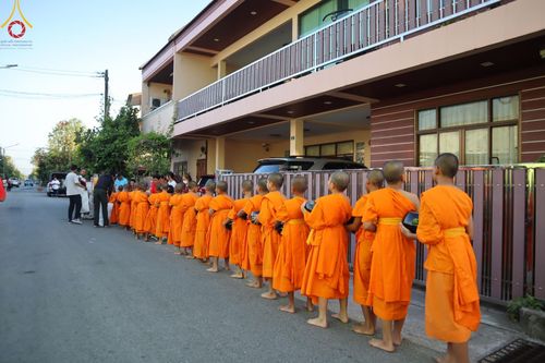 ภาพ No.61063:สามเณรออกบิณฑบาต และกิจกรรมอบรมสามเณร ในโครงการบรรพชาสามเณรฟื้นฟู พระพุทธศาสนาทั่วไทย ณ ศูนย์อบรมที่พักสงฆ์บ้านร่มเย็น จ.นราธิวาส วันที่ 2-15 เมษายน พ.ศ. 2567