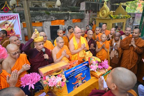 ภาพ No.179791:พิธีทอดกฐินสมทบ ณ วัดพุทธรัตน ทอดกฐินใต้ต้นพระศรีมหาโพธิ์ เมืองพุทธคยา ประเทศอินเดีย วันที่ 12 พฤศจิกายน พ.ศ. 2567