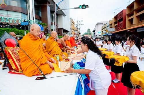 ภาพ No.237053:วันอาทิตย์ที่ 10 สิงหาคม พ.ศ. 2568 มหาสังฆทานครั้งยิ่งใหญ่ ตักบาตรพระ 10,000 รูป ถ.นิพัทธ์อุทิศ 3 ใจกลางนครหาดใหญ่ จ.สงขลา (ชุดที่ 2)