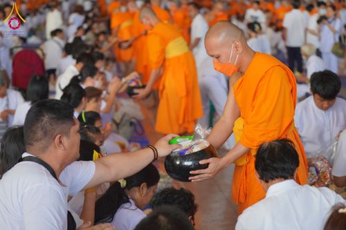 ภาพ No.133815:พิธีตักบาตร ข้าวสารอาหารแห้ง ณ บ้านแก้วเรือนทองคุณยายฯ สภาธรรมกายสากล วัดพระธรรมกาย วันอาทิตย์ต้นเดือนที่ 7 เมษายน พ.ศ. 2567