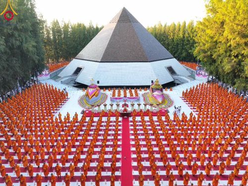 ภาพ No.107110:พิธีจุดประทีปถวายเป็นพุทธบูชา และบูชาธรรมมหาปูชนียาจารย์ ในโครงการธรรมยาตรากตัญญูบูชา มหาปูชนียาจารย์ พระมงคลเทพมุนี(สด จนฺทสโร) พระผู้ปราบมาร  อนุสรณ์สถาน 7 แห่ง ปีที่ 12  วันที่ 6 มกราคม พ.ศ. 2567 ณ อนุสรณ์สถานมหาวิหารพระมงคลเทพมุนี อ.สองพี่น้อง จ.สุพร