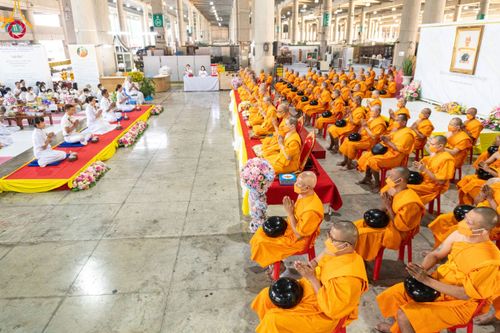 ภาพ No.115465:พิธีตักบาตรฉลองพระใหม่ ในโครงการอุปสมบทหมู่บูชาธรรม 115 ปี คุณยายอาจารย์มหารัตนอุบาสิกาจันทร์ ขนนกยูง วันที่ 19  มกราคม พ.ศ. 2567 ณ มหารัตนวิหารคด วัดพระธรรมกาย