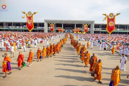 ภาพ No.221553:วันอังคารที่ 22 เมษายน พ.ศ. 2568 ภาพพิธีถวายมหาสังฆทานคณะสงฆ์ 40,000 กว่าวัดทั่วประเทศ เนื่องในวันคุ้มครองโลก ชุดที่ 2 (ปลื้มให้สมการรอคอย) ณ ลานธรรมพระมหาธรรมกายเจดีย์ วัดพระธรรมกาย