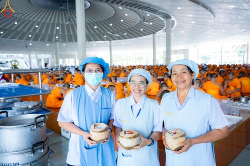 ภาพ No.168676:พิธีถวายภัตตาหารเมนูสวรรค์ ณ หอฉันคุณยายอาจารย์ วัดพระธรรมกาย ในวันเสาร์ที่ 9 พฤศจิกายน พ.ศ. 2567