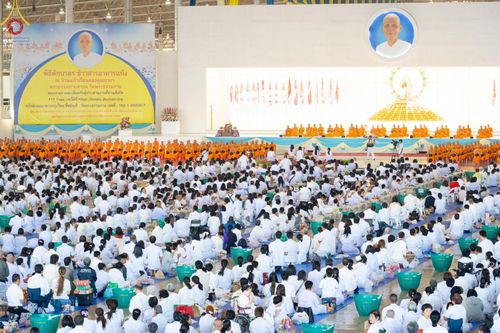 ภาพ No.177569:พิธีตักบาตรและพิธีบูชาข้าวพระ ในวันอาทิตย์ต้นเดือนที่ 1 ธันวาคม พ.ศ. 2567 ณ สภาธรรมกายสากล วัดพระธรรมกาย